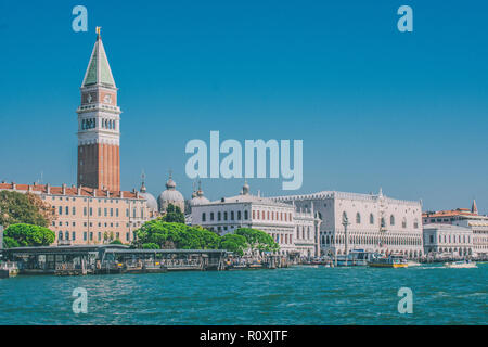 Vista panoramica del Palazzo Ducale, della Basilica di San Marco, del Campanile di San Marco e della Biblioteca Nazionale Marciana di Venezia Foto Stock