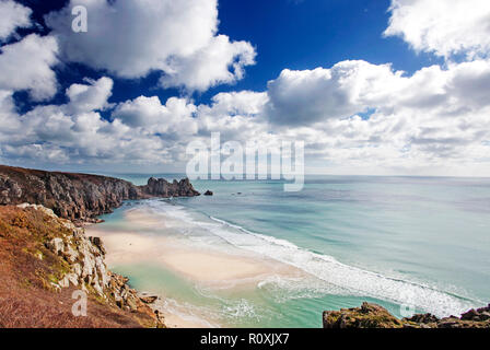 Spiaggia di Porthcurno, vuota e bella Foto Stock