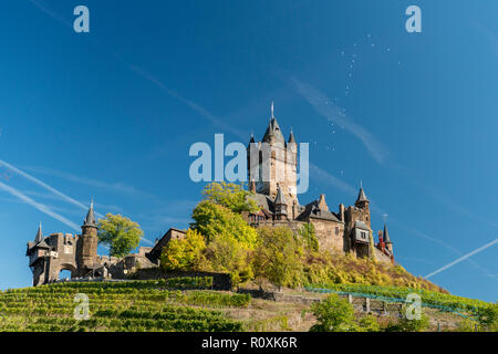 Il castello di Cochem e vigneti con palloncini floating fino dal castello, Cochem, Germania Foto Stock