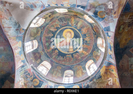 Gli affreschi sulla cupola a soffitto all'interno della chiesa bizantina di San Panteleimona, Gorno Nerezi, Skopje, Regione di Skopje, Repubblica di Macedonia del nord Foto Stock