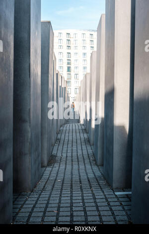 Berlino, Germania - Novembre 2018: all'interno del Monumento agli ebrei assassinati d'Europa a.k.a. Hocolcaust memorial a Berlino, Germania Foto Stock