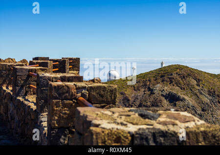 Vista da Roque de los Muchachos belvedere sulla osservatori astronomici all'orizzonte Foto Stock