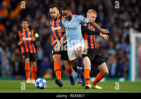 Manchester City's Raheem Sterling (centro) battaglie per la sfera con Shakhtar Donetsk è Viktor Kovalenko (destra) e Maycon durante la UEFA Champions League al Etihad Stadium e Manchester. Foto Stock