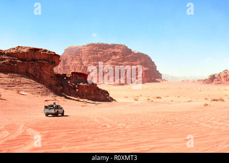 Il safari in jeep a Wadi Rum desert, Giordania. I turisti in giro in macchina su off-road sulla sabbia tra le splendide rocce Foto Stock
