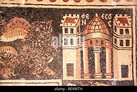 Pavimento a mosaico con bizantina in pietra naturale mosaici di piastrelle con casa in Umm ar-Rasas, sito archeologico in Giordania, Medio Oriente. UNESCO mondo la sua Foto Stock