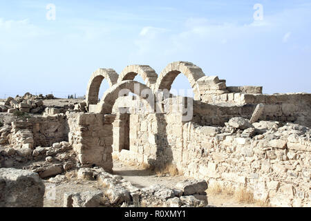 Archi di pietra e le rovine del tempio di Umm ar-Rasas, Giordania, Medio Oriente. Patrimonio mondiale dell UNESCO Foto Stock