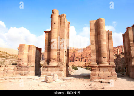 La porta ad arco in Petra (Red Rose City), Giordania, Medio Oriente. Patrimonio mondiale dell UNESCO Foto Stock