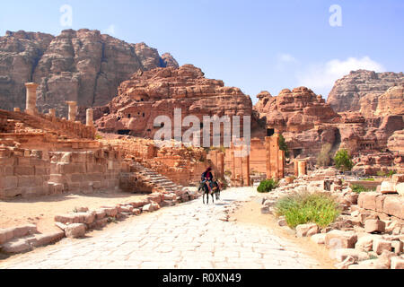 Resti di un grande tempio e porta ad arco in Petra (Red Rose City), Giordania, Medio Oriente. Patrimonio mondiale dell UNESCO Foto Stock