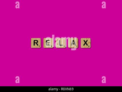 Piastrelle Scrabble precisa preventivo motivazionale blocchi di Scrabble lettere rosa rosso sfondo preventivo vita indurre alfabeto Foto Stock