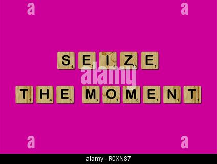 Piastrelle Scrabble precisa preventivo motivazionale blocchi di Scrabble lettere rosa rosso sfondo preventivo vita indurre alfabeto Foto Stock