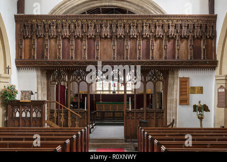 Un intricate sculture del XVI secolo Rood Screen conservati in St. Oswald è la Chiesa, Flamborough, nello Yorkshire, Regno Unito Foto Stock