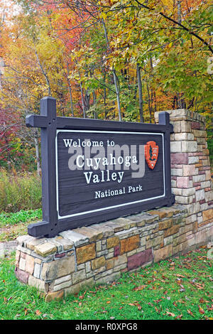 Il Cuyahoga Valley National Park (CVNP) in Cleveland/Akron/Canton area metropolitana di pietra e di legno segno di benvenuto è circondato dalla caduta delle foglie. Foto Stock