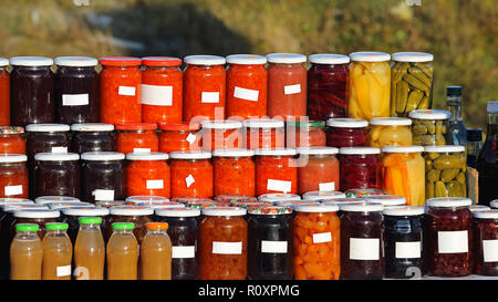 Verdure sottaceto in vasetti di vetro pronto per l'inverno Foto Stock