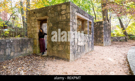 Donna in piedi nella porta di biglietteria in anfiteatro Foto Stock