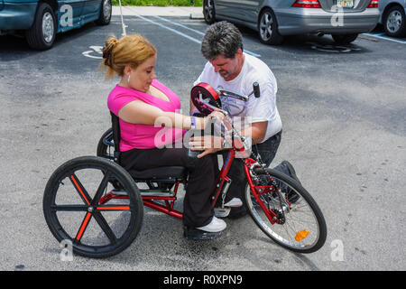 Miami Florida, Coconut Grove, Shake a leg Miami, No Barriers Festival, disabili speciali esigenze, disabilità fisica, donna donne, uomo uomini m Foto Stock