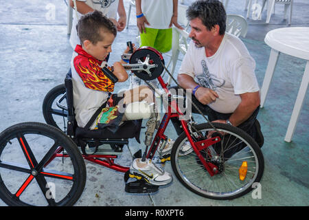 Miami Florida, Coconut Grove, Shake a leg Miami, No Barriers Festival, disabili speciali esigenze, disabilità fisica, amputee, protesi, uomo uomini m Foto Stock