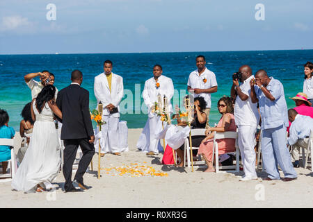 Miami Beach Florida,Oceano Atlantico,acqua,spiaggia pubblica,spiaggia,destinazione matrimonio,cerimonia,uomo nero uomini maschio,donna donne,coppia,ospite,sposo,b Foto Stock