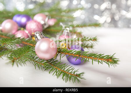 Le decorazioni di Natale. Ramo di abete rosso con piccole palline colorate Foto Stock