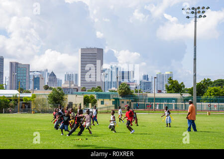 Miami Florida,Overtown,Overtown Youth Center,programma comunitario,campo estivo della città interna,football con bandiera,sport,ricreazione,ragazzi maschi neri bambini Foto Stock