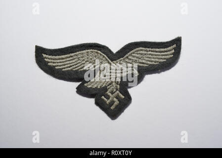 Aquila tedesca della Luftwaffe e stemma in tessuto svastica della seconda guerra mondiale. Emblema. Seconda guerra mondiale. Isolato su sfondo bianco Foto Stock
