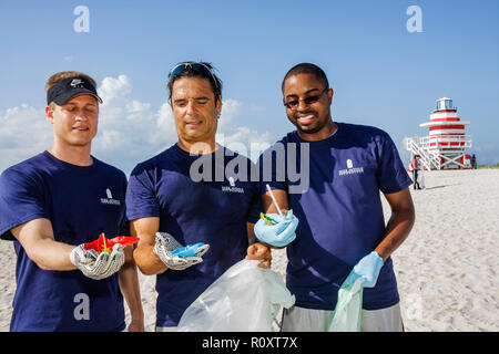 Miami Beach Florida,Oceano Atlantico,acqua,spiaggia pubblica,linea costiera,ECOMB Big Sweep,volontari volontari volontari lavoratori del lavoro di volontariato,lavoro di gruppo Foto Stock