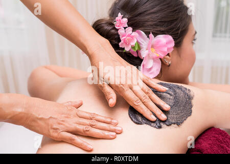 La donna è la ricezione di blank spa scrub sulla sua schiena Foto Stock