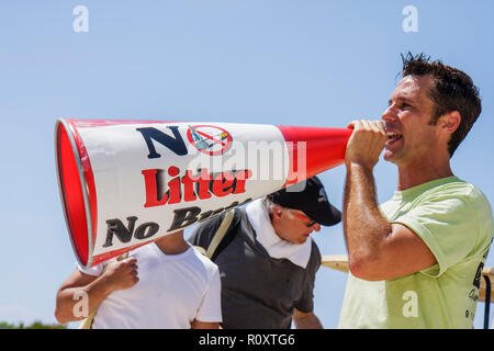 Miami Beach Florida,ECOMB Big Sweep,volontari volontari volontari lavoratori del lavoro di volontariato,lavoro di squadra che lavorano insieme al servizio di aiuto prestito, aiutare pulito Foto Stock