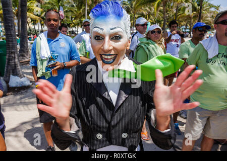 Miami Beach Florida,Oceano Atlantico,acqua,spiaggia pubblica,linea costiera,ECOMB Big Sweep,volontari volontari volontari lavoratori del lavoro di volontariato,lavoro di gruppo Foto Stock