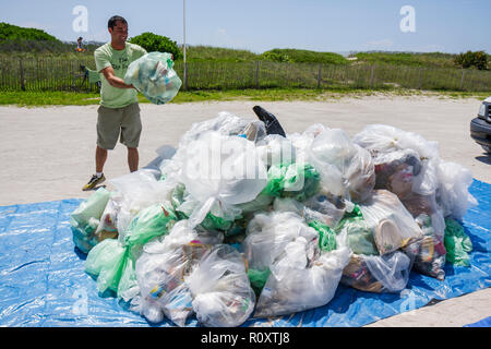 Miami Beach Florida,ECOMB Big Sweep,volontari volontari volontari lavoratori del lavoro di volontariato,lavoro di squadra che lavorano insieme al servizio di aiuto prestito, aiutare pulito Foto Stock