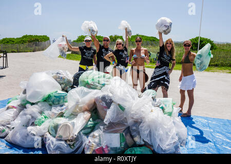 Miami Beach Florida,ECOMB Big Sweep,volontari volontari volontari lavoratori del lavoro di volontariato,lavoro di squadra che lavorano insieme al servizio di aiuto prestito, aiutare pulito Foto Stock