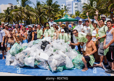 Miami Beach Florida,ECOMB Big Sweep,volontari volontari volontari lavoratori del lavoro di volontariato,lavoro di squadra che lavorano insieme al servizio di aiuto prestito, aiutare pulito Foto Stock