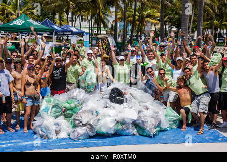 Miami Beach Florida,ECOMB Big Sweep,volontari volontari volontari lavoratori del lavoro di volontariato,lavoro di squadra che lavorano insieme al servizio di aiuto prestito, aiutare pulito Foto Stock