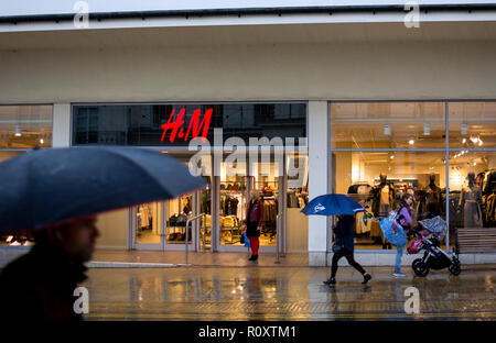 H&M store in parata, Leamington Spa Warwickshire, Inghilterra, Regno Unito Foto Stock