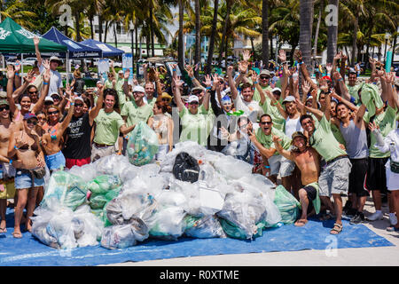 Miami Beach Florida,ECOMB Big Sweep,ambiente,volontariato volontari servizio comunità volontariato lavoratori del lavoro di volontariato,lavoro di squadra che lavorano insieme serv Foto Stock