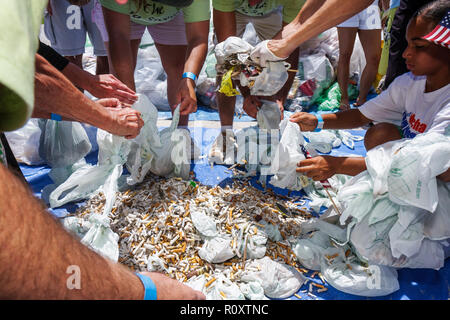 Miami Beach Florida,ECOMB Big Sweep,volontari servizio di comunità volontariato lavoratori del lavoro di volontariato,lavoro di squadra che lavorano insieme servendo hel aiuto Foto Stock