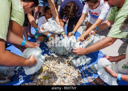 Miami Beach Florida,ECOMB Big Sweep,volontari servizio di comunità volontariato lavoratori del lavoro di volontariato,lavoro di squadra che lavorano insieme servendo hel aiuto Foto Stock