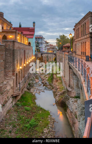 Vista serale della città vecchia di Tbilisi, Georgia Foto Stock