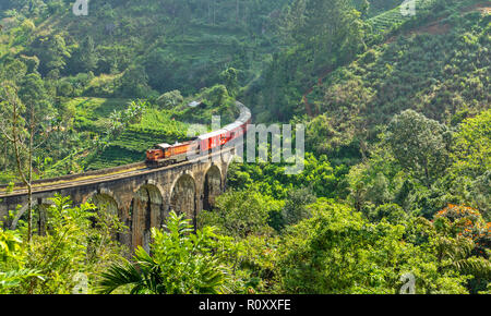 ELLA LO SRI LANKA treno passeggeri a metà strada attraverso i nove archi BRIDGE Foto Stock