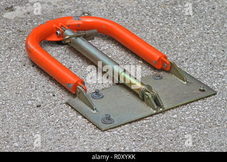 Barriera di parcheggio manuale in metallo rosso con blocco. Dispositivo di  blocco della posizione di parcheggio. Barriera di parcheggio installata.  Una barriera pieghevole impedisce il vehi Foto stock - Alamy