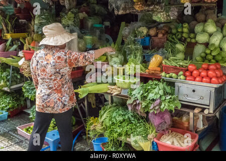 Pressione di stallo di verdura, il Mercato Ben Thanh (Chợ Bến Thành), Ho Chi Minh City, Viet Nam Foto Stock