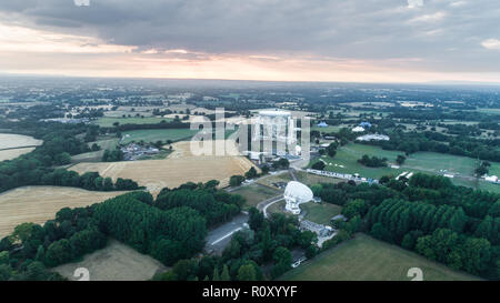 Riprese aeree del Jodrell Bank Observatory Radio Telescope in Macclesfield vicino a Manchester in Cheshire Foto Stock