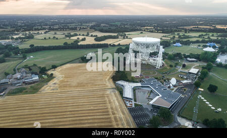 Riprese aeree del Jodrell Bank Observatory Radio Telescope in Macclesfield vicino a Manchester in Cheshire Foto Stock
