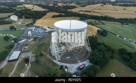 Riprese aeree del Jodrell Bank Observatory Radio Telescope in Macclesfield vicino a Manchester in Cheshire Foto Stock