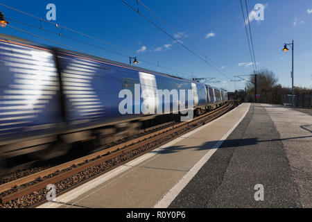 Una classe Scotrail 380 treno elettrico uscire Troon stazione ferroviaria Foto Stock