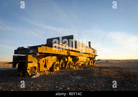 Abbandonati i motori ferroviari presso il Cimitero di treno, Uyuni, Bolivia Foto Stock