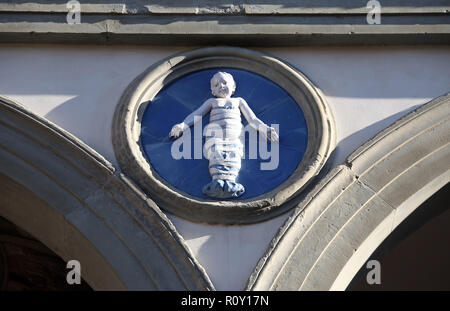 Bambino in fasce di Andrea della Robbia all'Ospedale degli Innocenti edificio in Firenze Foto Stock