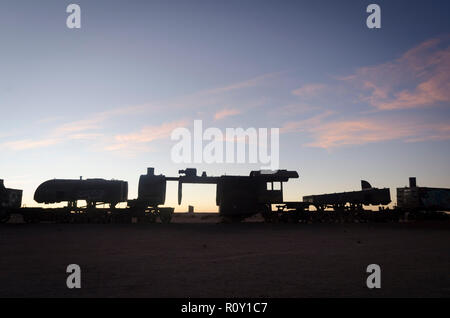 Abbandonati i motori ferroviari presso il Cimitero di treno, Uyuni, Bolivia Foto Stock