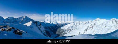Ampio panorama di popolari alpine ski resort (Solda Solda), Sudtirol, Italia Foto Stock