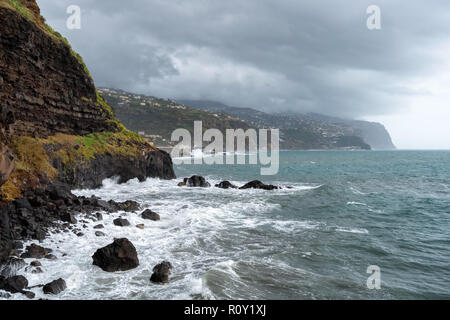Vista di Ponta do Sol molo ponte in Madeira Foto Stock