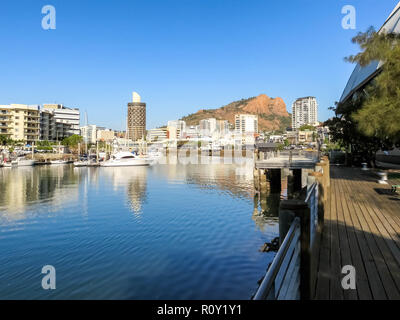 Ross fiume che scorre in Townsville, Australia, con la Collina del Castello in background. Foto Stock